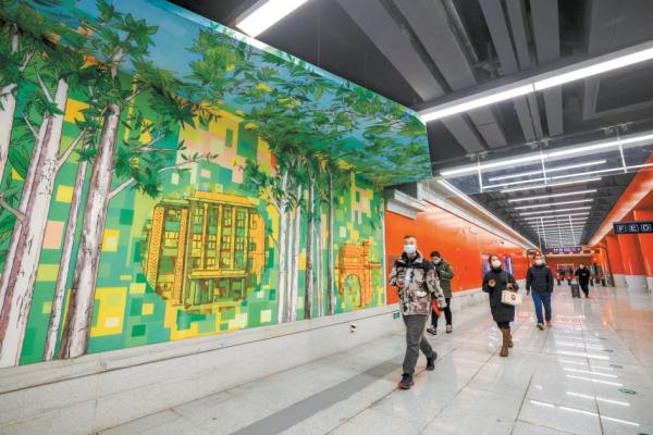 2月4日，北京地铁昌平线南延一期正式开通。在六道口站，不少市民前来体验新车站。地铁公司在车站内为参加首日体验活动的乘客发放纪念品。