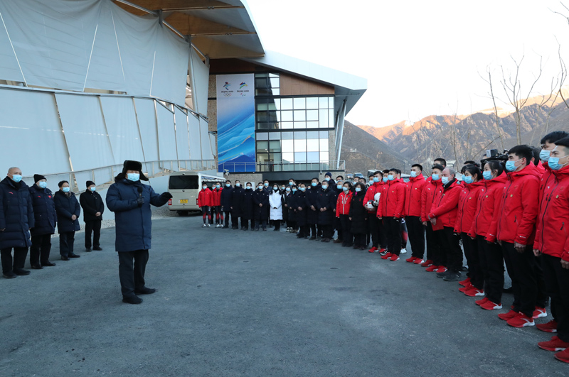 这是1月18日下午，习近平在位于北京市延庆区的国家雪车雪橇中心，看望慰问国家雪车、雪橇队运动员、教练员和延庆赛区运行保障团队、建设者代表。