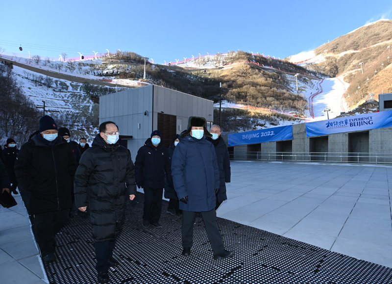 这是1月18日下午，习近平在位于北京市延庆区的国家高山滑雪中心考察调研。