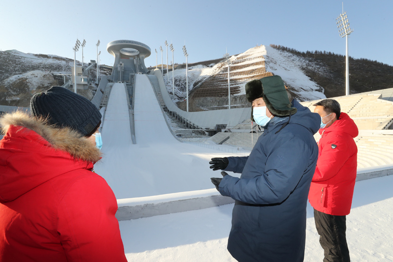这是1月19日下午，习近平在张家口赛区国家跳台滑雪中心，察看跳台滑雪运动员训练演示。