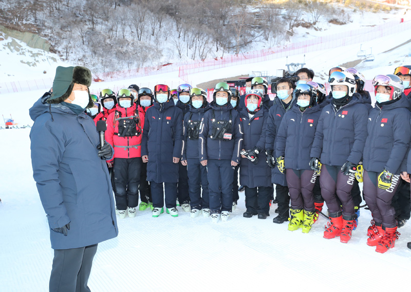 这是1月18日下午，习近平在位于北京市延庆区的国家高山滑雪中心，同赛场保障工作人员、运动员、教练员等亲切交流。