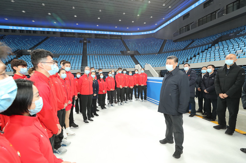 这是1月18日上午，习近平在位于北京市海淀区的首都体育馆，同国家花样滑冰队和短道速滑队运动员、教练员等亲切交流。