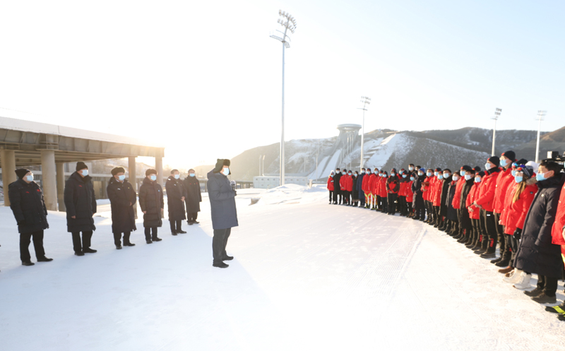 这是1月19日下午，习近平在位于张家口赛区的国家冬季两项中心，看望慰问国家冬季两项、跳台滑雪队运动员、教练员和张家口赛区运行保障团队、建设者代表。