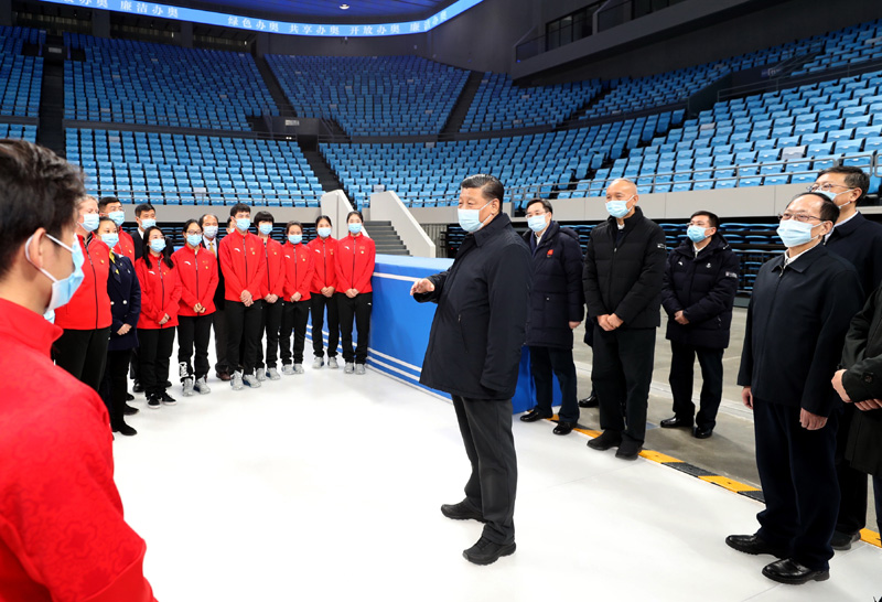 这是1月18日上午，习近平在位于北京市海淀区的首都体育馆，同国家花样滑冰队和短道速滑队运动员、教练员等亲切交流。