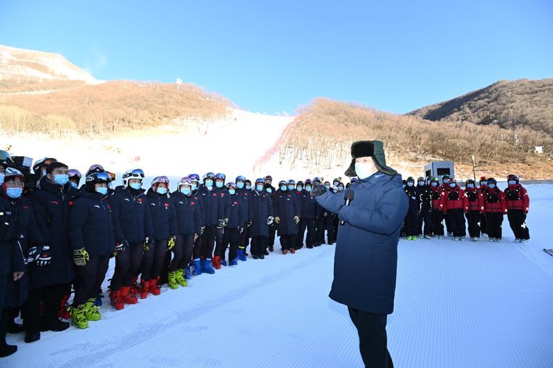 这是1月18日下午，习近平在位于北京市延庆区的国家高山滑雪中心，同赛场保障工作人员、运动员、教练员等亲切交流。