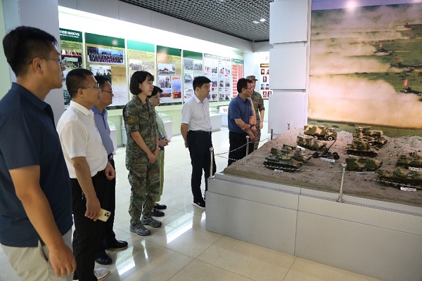 市重大项目办机关工会组织干部职工赴66325部队开展共建活动 1.jpg