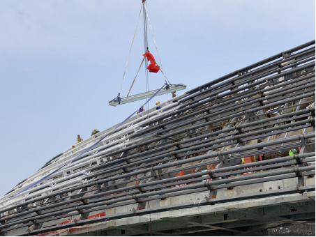 冰丝带”幕墙玻璃正式启动吊装.png 冰丝带”幕墙玻璃正式启动吊装.png