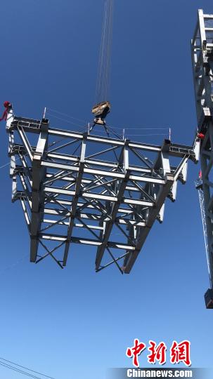 首钢滑雪大跳台主体钢结构第一段桁架梁开始吊装.jpg