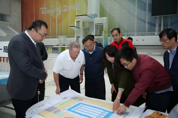 世界冰壶联合会制冰师到国家游泳中心指导制冰工作.png